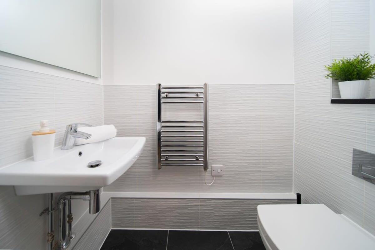 Deluxe Apartment Near Cabot Circus W Parking Sleeps 5 Бристол Екстериор снимка