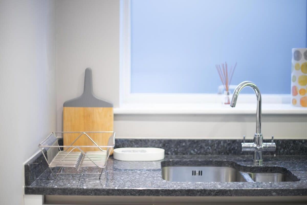 Deluxe Apartment Near Cabot Circus W Parking Sleeps 5 Бристол Екстериор снимка