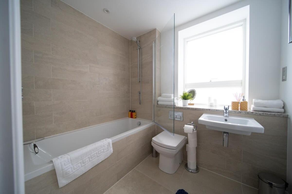 Deluxe Apartment Near Cabot Circus W Parking Sleeps 5 Бристол Екстериор снимка