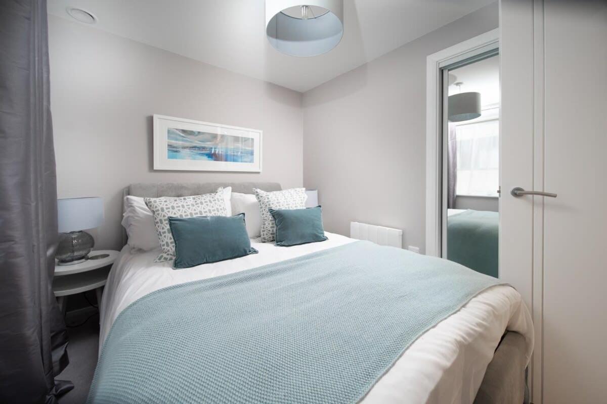 Deluxe Apartment Near Cabot Circus W Parking Sleeps 5 Бристол Екстериор снимка